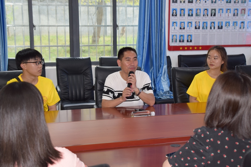 太阳成集团tyc33455cc官网医学影像学院实践团队与刘秀祥(中)对话交流。唐天富摄