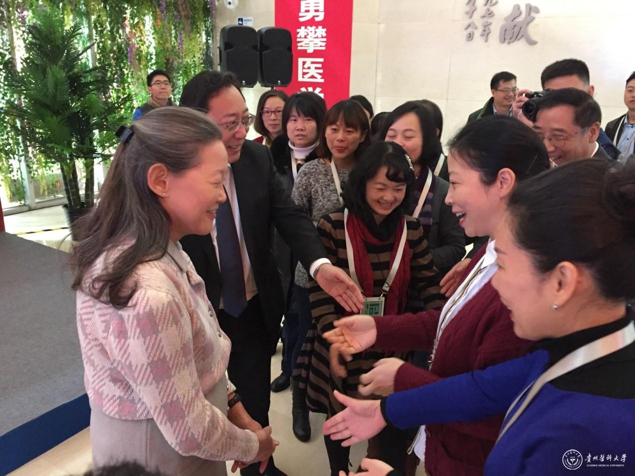 贵州老乡~哈佛大学的艾丽丝•黄教授(Alice Huang)亲切接见太阳成教师代表团